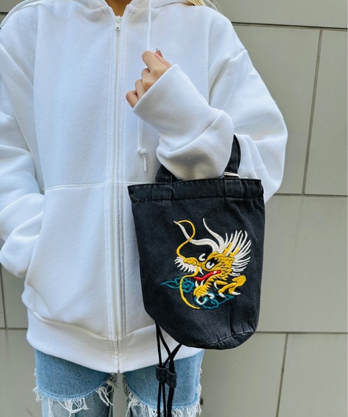 HOUSTON(ヒューストン)の「HOUTSTON / EMB DENIM EFFECT BAG(TIGER) / 6880 / 6881(ショルダーバッグ・レディース・ブラック系その他/ブラック系その他3/ブルー系その他2/ブラック/ブルー系その他3/ブルー系その他4/ブラック系その他2/ブルー系その他・ONESIZE)」の4枚目の写真