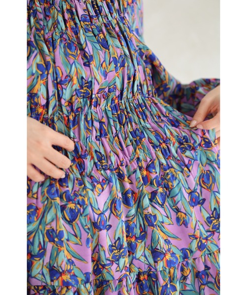 cawaii(カワイイ)の「鮮やかに描いた花のシャーリングミディアムワンピース(ワンピース・レディース・パープル・FREE)」の3枚目の写真