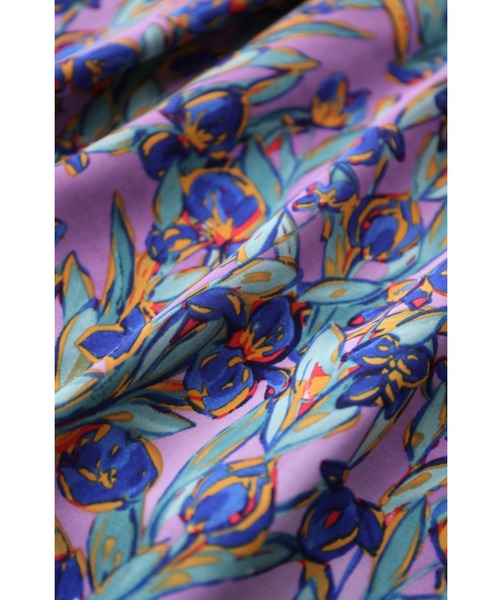 cawaii(カワイイ)の「鮮やかに描いた花のシャーリングミディアムワンピース(ワンピース・レディース・パープル・FREE)」の6枚目の写真