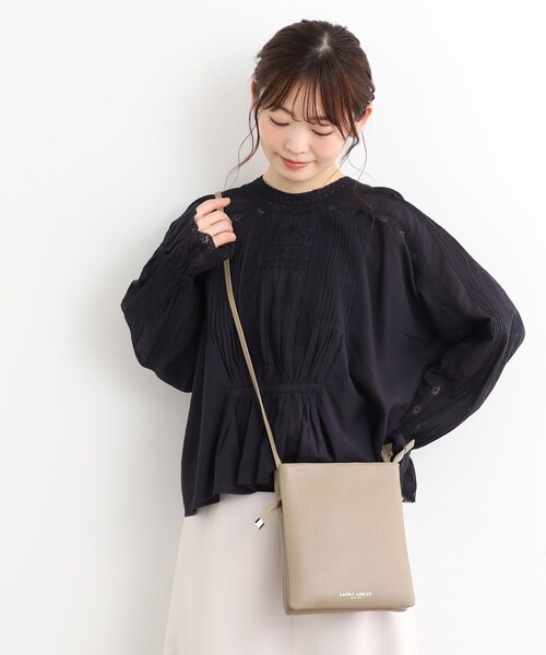 LAURA ASHLEY(ローラアシュレイ)の「【牛革レザー/ショルダー長さ調節可】フラットバッグ(ショルダーバッグ・レディース・ベージュ/ネイビー/ブラック/シルバー・00)」の3枚目の写真