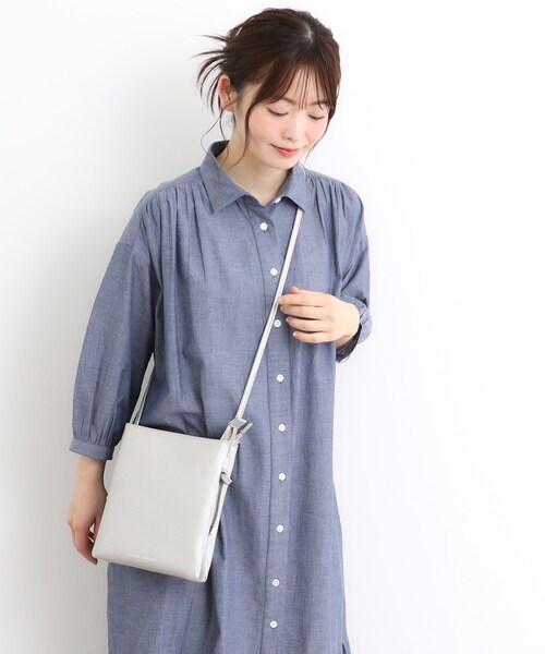 LAURA ASHLEY(ローラアシュレイ)の「【牛革レザー/ショルダー長さ調節可】フラットバッグ(ショルダーバッグ・レディース・ベージュ/ネイビー/ブラック/シルバー・00)」の5枚目の写真