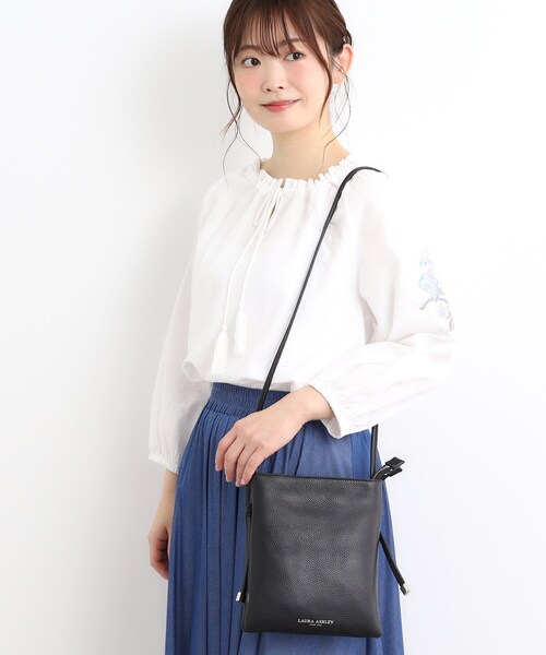 LAURA ASHLEY(ローラアシュレイ)の「【牛革レザー/ショルダー長さ調節可】フラットバッグ(ショルダーバッグ・レディース・ベージュ/ネイビー/ブラック/シルバー・00)」の7枚目の写真