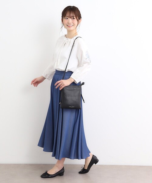 LAURA ASHLEY(ローラアシュレイ)の「【牛革レザー/ショルダー長さ調節可】フラットバッグ(ショルダーバッグ・レディース・ベージュ/ネイビー/ブラック/シルバー・00)」の8枚目の写真