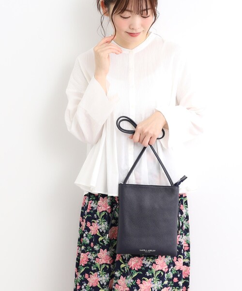 LAURA ASHLEY(ローラアシュレイ)の「【牛革レザー/ショルダー長さ調節可】フラットバッグ(ショルダーバッグ・レディース・ベージュ/ネイビー/ブラック/シルバー・00)」の9枚目の写真