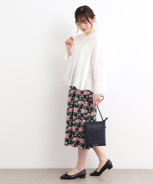 LAURA ASHLEY(ローラアシュレイ)の「【牛革レザー/ショルダー長さ調節可】フラットバッグ(ショルダーバッグ・レディース・ベージュ/ネイビー/ブラック/シルバー・00)」の10枚目の写真