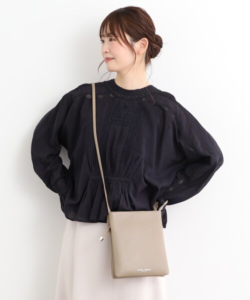 LAURA ASHLEY(ローラアシュレイ)の「【牛革レザー/ショルダー長さ調節可】フラットバッグ(ショルダーバッグ・レディース・ベージュ/ネイビー/ブラック/シルバー・00)」の11枚目の写真