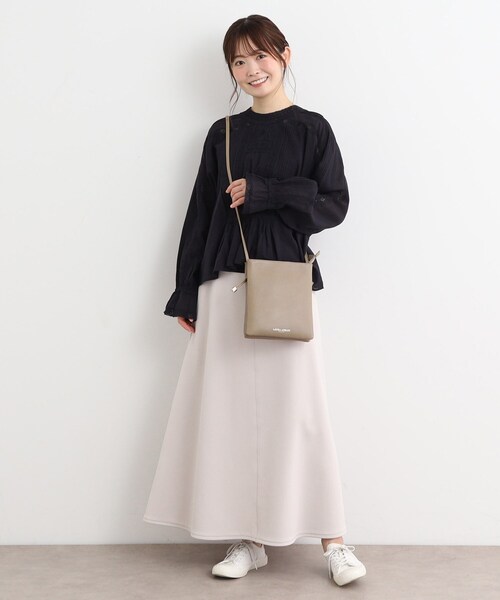 LAURA ASHLEY(ローラアシュレイ)の「【牛革レザー/ショルダー長さ調節可】フラットバッグ(ショルダーバッグ・レディース・ベージュ/ネイビー/ブラック/シルバー・00)」の12枚目の写真
