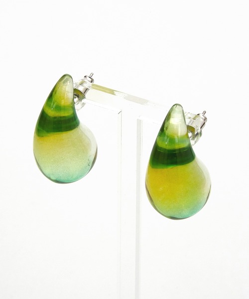 an meets zakka(アンミツザッカ)の「an meets zakka クリアグラデーションティアドロップアクリルピアス(ピアス(両耳用)・レディース・ブラック系/グリーン系/ブルー系/ピンク系1/ピンク系2/ピンク系3/レッド系1/レッド系2/クリア/ブラウン系・ONESIZE)」の3枚目の写真