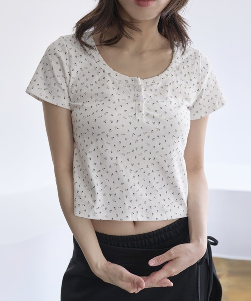 セール】【春夏大活躍！】ラブリー小花柄ヘンリーネック半袖Tシャツ