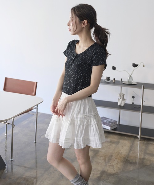 UNE MANSION（ユヌマンション）の「【春夏大活躍！】ラブリー小花柄ヘンリーネック半袖Tシャツカットソー（Tシャツ/カットソー・レディース・ブラック/ホワイト/グレー・FREE）」の12枚目の写真