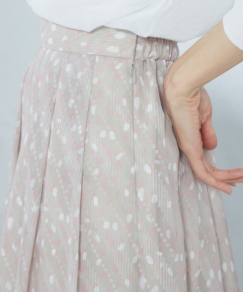 GALLORIA(ギャローリア)の「シアープリントタックスカート(スカート・レディース・ライトベージュ/ネイビー・LL/S/M/L)」の4枚目の写真