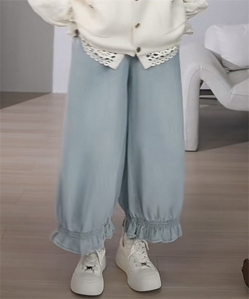 Dream garden(ドリームガーデン)の「裾ゴムシャーリング デニムパンツ(デニムパンツ・レディース・ブルー/ライトブルー・M/L/XL)」の5枚目の写真