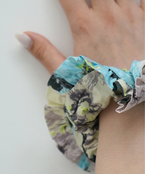 GANNI Printed cotton frill scrunchie（シュシュ）｜GANNI