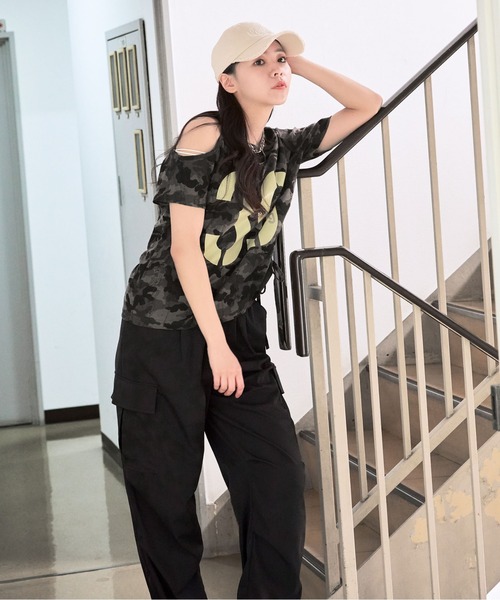 GORGE(ゴージ)の「ワンショルカモフラトップス/ワンオフショルダーギャザーリボンTシャツ(Tシャツ/カットソー・レディース・ブラック/グリーン・F)」の9枚目の写真