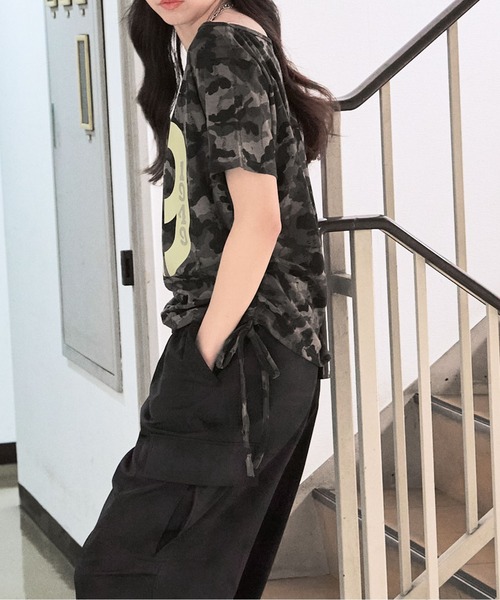 GORGE(ゴージ)の「ワンショルカモフラトップス/ワンオフショルダーギャザーリボンTシャツ(Tシャツ/カットソー・レディース・ブラック/グリーン・F)」の10枚目の写真