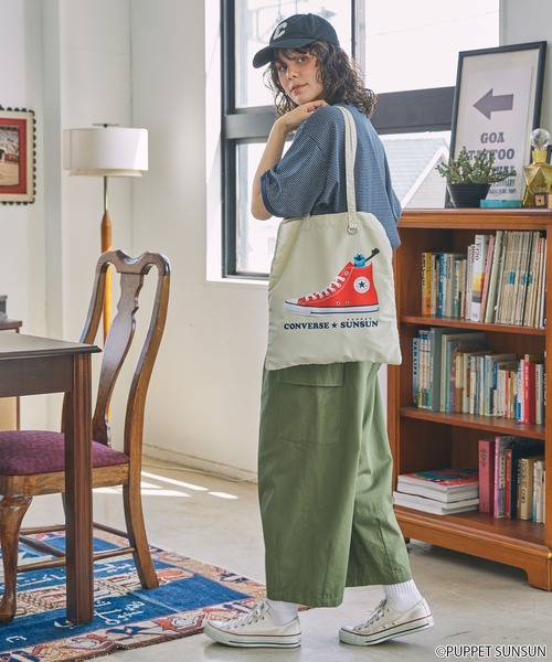 CONVERSE（コンバース）の「【 CONVERS × PUPPET SUNSUN 】コンバース × パペットスンスン コラボ グラフィックプリント フラット トートバッグ（トートバッグ・レディース・アイボリー/サックスブルー/ブラック/ピンク/イエロー・FREE）」の9枚目の写真