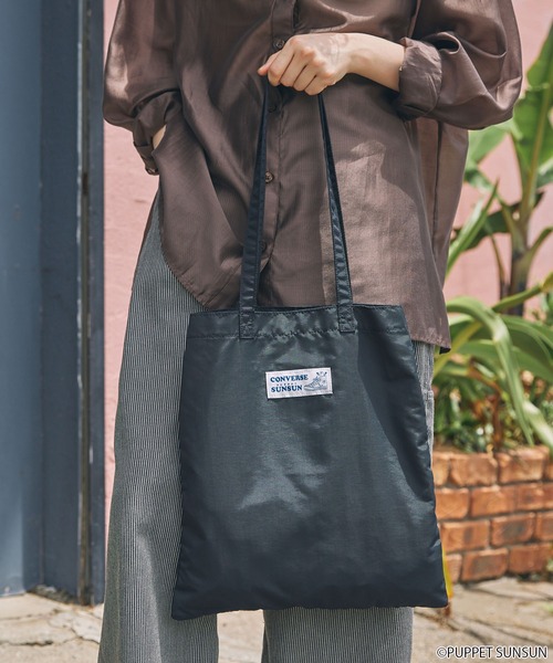 CONVERSE（コンバース）の「【 CONVERS × PUPPET SUNSUN 】コンバース × パペットスンスン コラボ グラフィックプリント フラット トートバッグ（トートバッグ・レディース・アイボリー/サックスブルー/ブラック/ピンク/イエロー・FREE）」の18枚目の写真