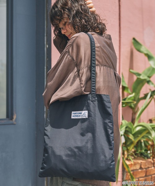 CONVERSE（コンバース）の「【 CONVERS × PUPPET SUNSUN 】コンバース × パペットスンスン コラボ グラフィックプリント フラット トートバッグ（トートバッグ・レディース・アイボリー/サックスブルー/ブラック/ピンク/イエロー・FREE）」の19枚目の写真
