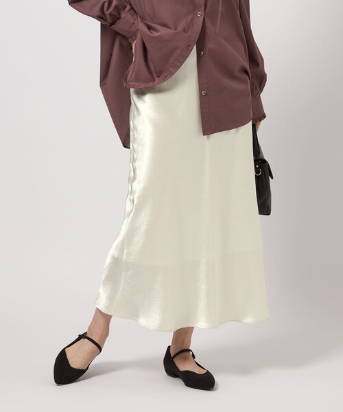 green label relaxing(グリーンレーベルリラクシング)の「サテン ナロー スカート(スカート・レディース・ブラック/ブラウン/オフホワイト/モカ/ライトブルー・38/36)」の2枚目の写真
