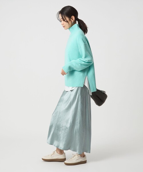 green label relaxing(グリーンレーベルリラクシング)の「サテン ナロー スカート(スカート・レディース・ブラック/ブラウン/オフホワイト/モカ/ライトブルー・38/36)」の13枚目の写真