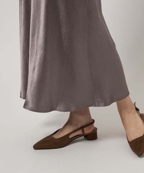 green label relaxing(グリーンレーベルリラクシング)の「サテン ナロー スカート(スカート・レディース・ブラック/ブラウン/オフホワイト/モカ/ライトブルー・38/36)」の20枚目の写真