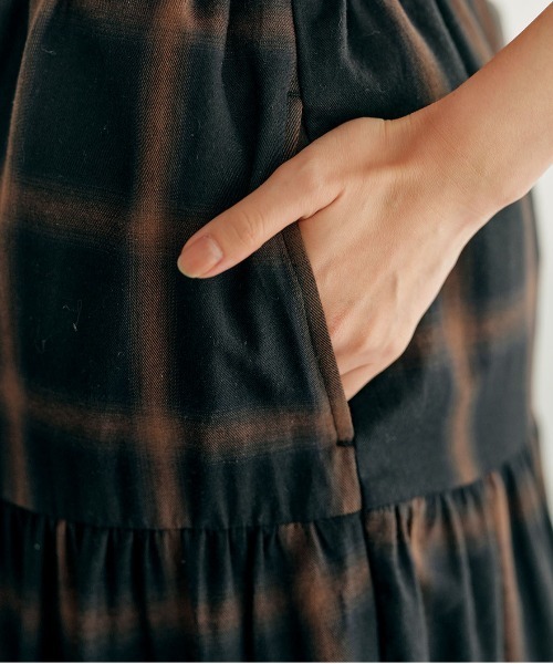 BELLUNA PLUS（ベルーナ）の「綿１００％チェック柄ティアードスカート（スカート・レディース・ブルー系その他/ブラウン系その他/ネイビー・SMALL/LARGE/X-LARGE/MEDIUM）」の6枚目の写真