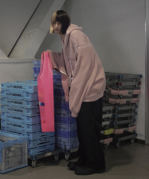 amok(アモク)の「TWO-IN-ONE SWEAT(パーカー・メンズ・ピンク/ブラック・S/L/M)」の14枚目の写真