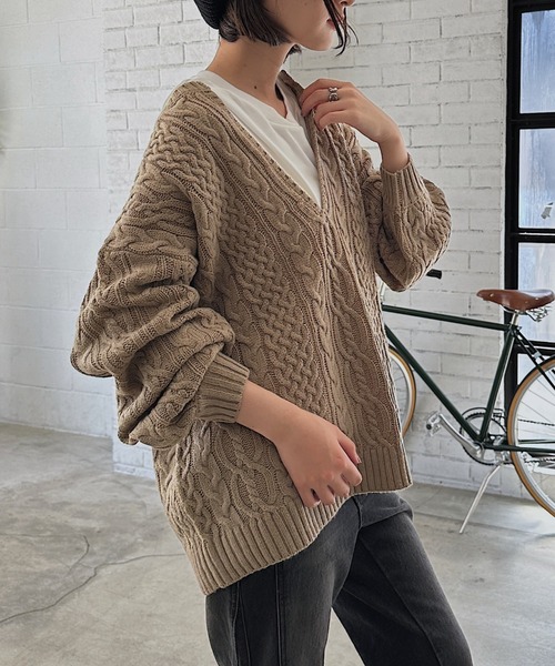 PAGEBOY（ページボーイ）の「＜自宅で洗える！＞WEB限定/ケーブルVネックプルオーバー（ニット/セーター・レディース・ブラック/オフホワイト/ブルー/ブラウン/グリーン/レッド/ベージュ・FREE）」の4枚目の写真