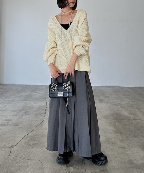 PAGEBOY（ページボーイ）の「＜自宅で洗える！＞WEB限定/ケーブルVネックプルオーバー（ニット/セーター・レディース・ブラック/オフホワイト/ブルー/ブラウン/グリーン/レッド/ベージュ・FREE）」の8枚目の写真