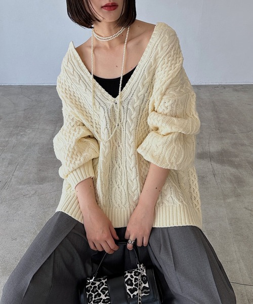 PAGEBOY（ページボーイ）の「＜自宅で洗える！＞WEB限定/ケーブルVネックプルオーバー（ニット/セーター・レディース・ブラック/オフホワイト/ブルー/ブラウン/グリーン/レッド/ベージュ・FREE）」の11枚目の写真