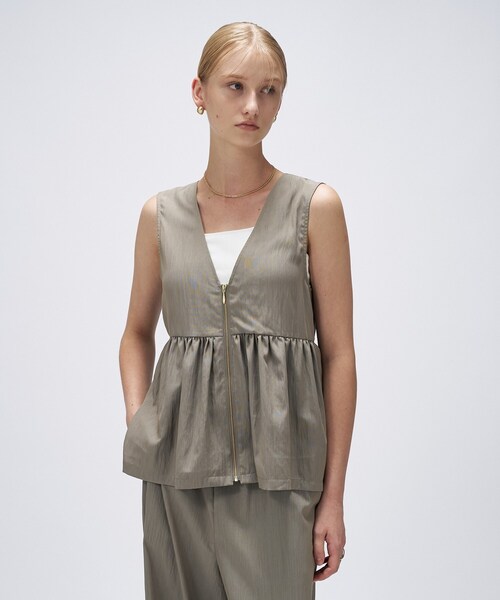 cloenc（クロエンス）の「【セットアップ／手洗い可】ペプラムZIPジレ（ベスト・レディース・ブラック/カーキ・02）」の2枚目の写真