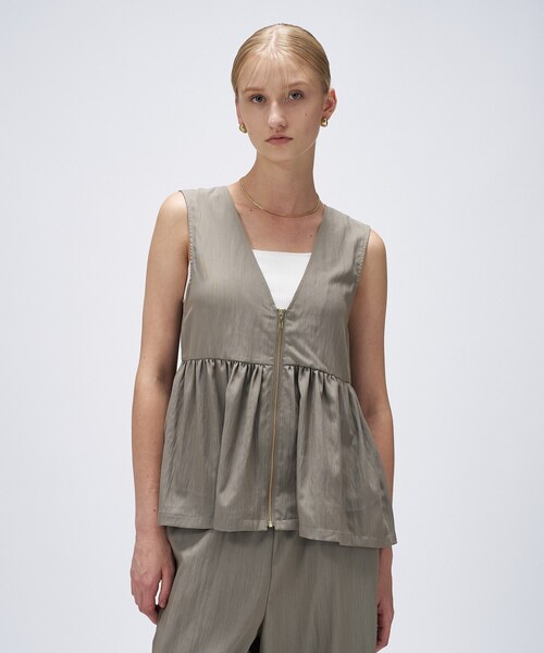 cloenc（クロエンス）の「【セットアップ／手洗い可】ペプラムZIPジレ（ベスト・レディース・ブラック/カーキ・02）」の4枚目の写真