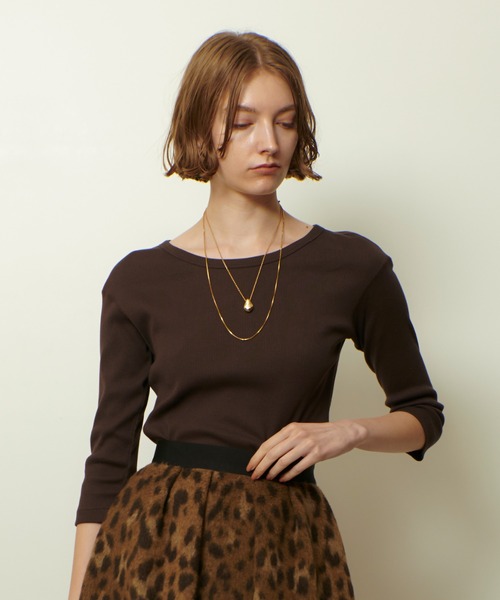 allureville(アルアバイル)の「テレコ3/4スリーブボートネックプルオーバー(Tシャツ/カットソー・レディース・オフホワイト/グレイッシュベージュ/ブルー/ダークブラウン・2)」の1枚目の写真