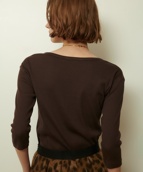 allureville(アルアバイル)の「テレコ3/4スリーブボートネックプルオーバー(Tシャツ/カットソー・レディース・オフホワイト/グレイッシュベージュ/ブルー/ダークブラウン・2)」の17枚目の写真