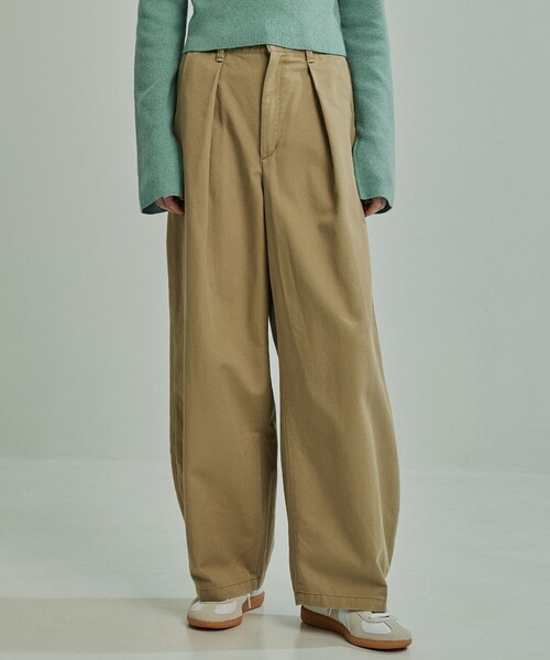 PUBLIC TOKYO(パブリックトウキョウ)の「PUBLIC CURVE CHINO(チノパンツ・レディース・ホワイト/ベージュ・2/1)」の1枚目の写真