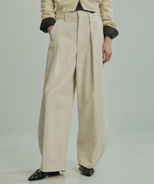 PUBLIC TOKYO(パブリックトウキョウ)の「PUBLIC CURVE CHINO(チノパンツ・レディース・ホワイト/ベージュ・2/1)」の2枚目の写真