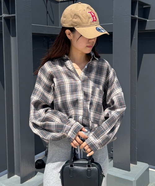 ISOOK（アイスー）の「【ISOOK / アイスー】チェックオーバーサイズシャツ / チェックシャツ メンズライク ビックサイズ ルーズ 長袖 グレー ベージュ ブルー 冷房対策 日差し対策 羽織り ZOZOTOWN限定（シャツ/ブラウス・レディース・チャコールグレー/ブルー/ベージュ・FREE）」の2枚目の写真