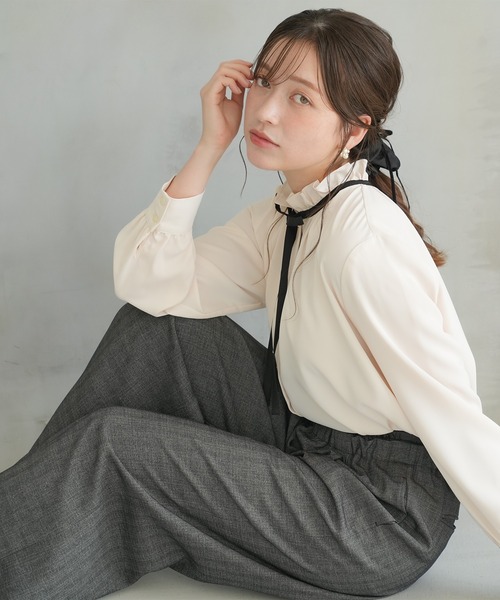 ASTORIA ODIER(アストリアオディール)の「スタンドフリルリボンタイブラウス(シャツ/ブラウス・レディース・ベージュ/グレイッシュブルー/ブラウン・MEDIUM)」の3枚目の写真