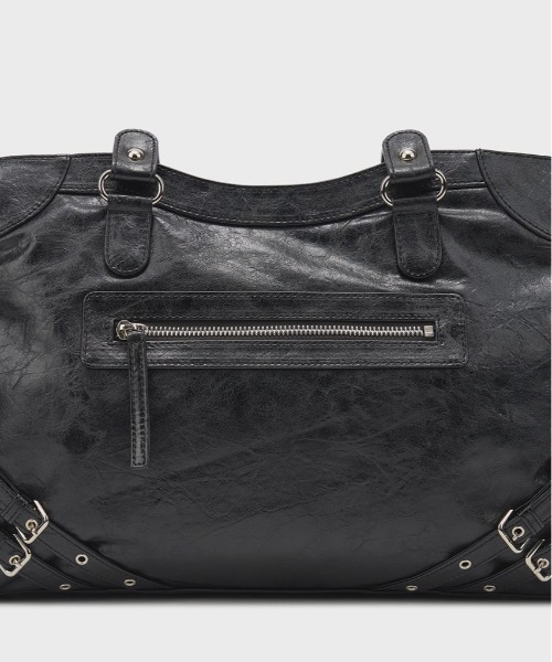 .KOM(ドットコム)の「A'GEM/9 × .kom 『.KOM/ドットケーオーエム』 Belted Faux Leather Tote Bag/ベルトデザイン エコレザートートバッグ(トートバッグ・レディース・ブラック・FREE)」の14枚目の写真