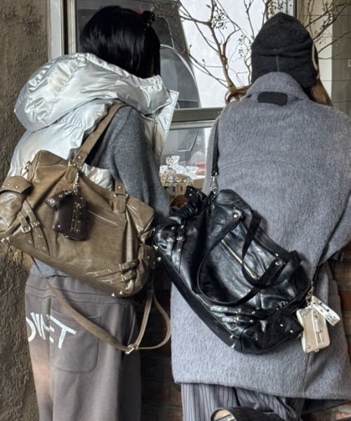 .KOM(ドットコム)の「A'GEM/9 × .kom 『.KOM/ドットケーオーエム』 Belted Faux Leather Tote Bag/ベルトデザイン エコレザートートバッグ(トートバッグ・レディース・ブラック・FREE)」の6枚目の写真