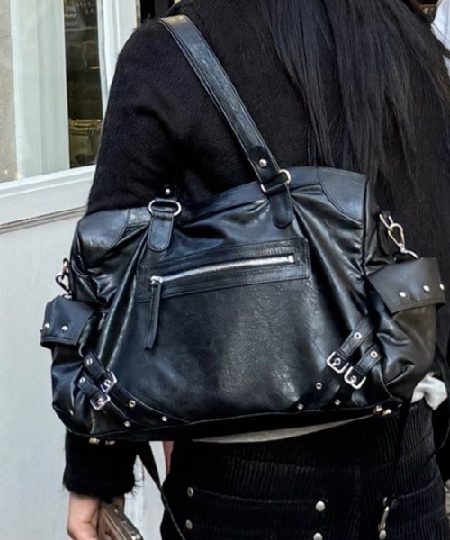 .KOM(ドットコム)の「A'GEM/9 × .kom 『.KOM/ドットケーオーエム』 Belted Faux Leather Tote Bag/ベルトデザイン エコレザートートバッグ(トートバッグ・レディース・ブラック・FREE)」の4枚目の写真