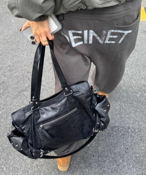 .KOM(ドットコム)の「A'GEM/9 × .kom 『.KOM/ドットケーオーエム』 Belted Faux Leather Tote Bag/ベルトデザイン エコレザートートバッグ(トートバッグ・レディース・ブラック・FREE)」の7枚目の写真