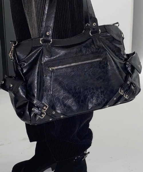 .KOM(ドットコム)の「A'GEM/9 × .kom 『.KOM/ドットケーオーエム』 Belted Faux Leather Tote Bag/ベルトデザイン エコレザートートバッグ(トートバッグ・レディース・ブラック・FREE)」の3枚目の写真