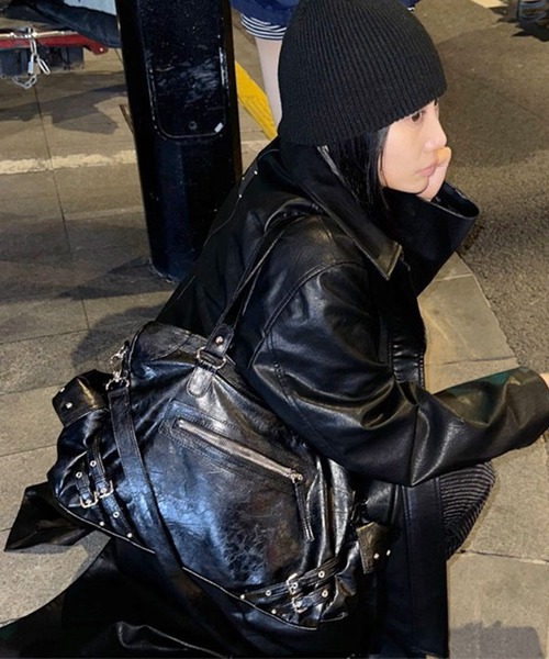 .KOM(ドットコム)の「A'GEM/9 × .kom 『.KOM/ドットケーオーエム』 Belted Faux Leather Tote Bag/ベルトデザイン エコレザートートバッグ(トートバッグ・レディース・ブラック・FREE)」の2枚目の写真