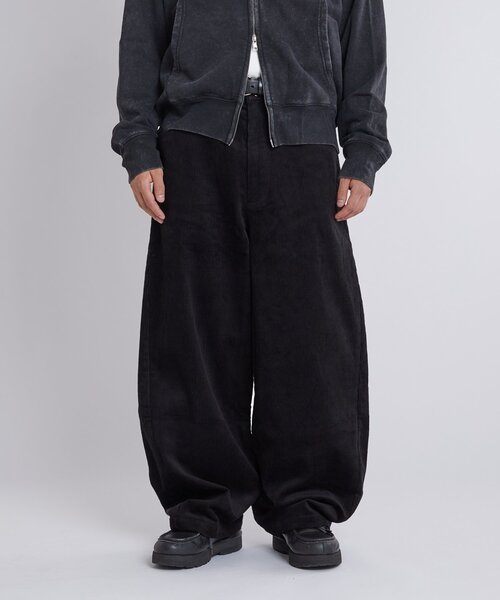 WHO'S WHO gallery(フーズフーギャラリー)の「KOOKYN コーデュロイカーブパンツ(その他パンツ・メンズ・ブラック/ブラウン/ネイビー・FREE)」の2枚目の写真