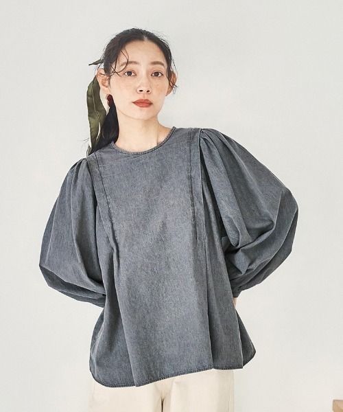 and myera(アンド マイラ)の「and myera 洗い込んだブラックデニムトップス(その他トップス・レディース・グレー・M/L/LL)」の1枚目の写真