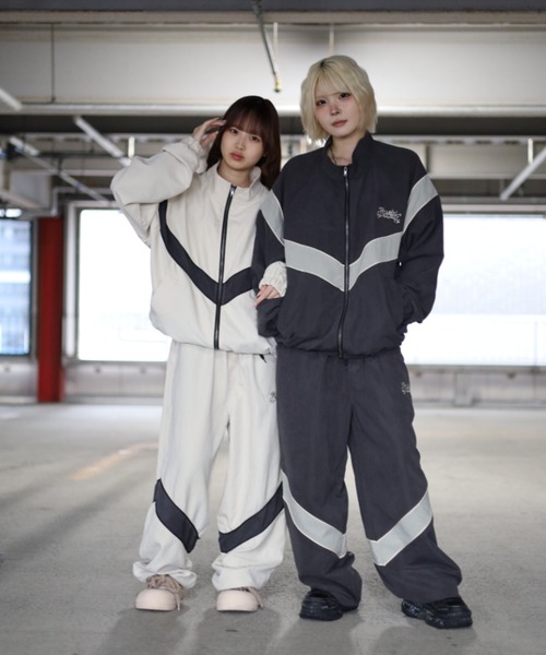ATMARK（アットマーク）の「《2サイズ展開　/　UNISEX　》ATMARKグラフティピーチトラックジャケット　切り替え（セットアップ・レディース・チャコール/カーキ/オフホワイト・M/L）」の5枚目の写真