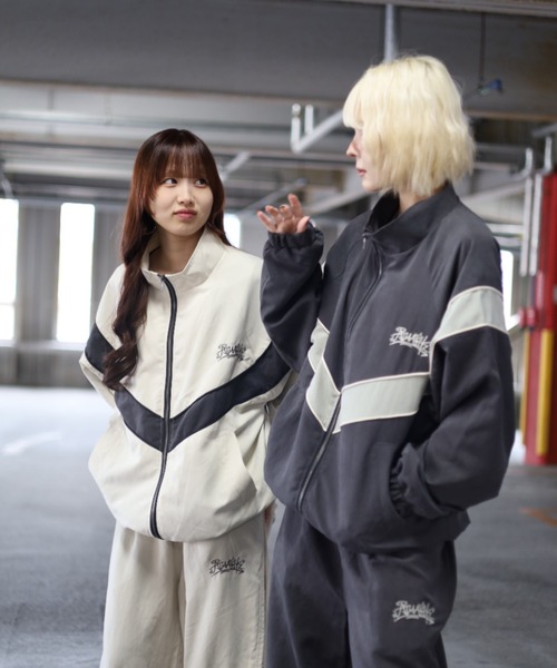 ATMARK（アットマーク）の「《2サイズ展開　/　UNISEX　》ATMARKグラフティピーチトラックジャケット　切り替え（セットアップ・レディース・チャコール/カーキ/オフホワイト・M/L）」の8枚目の写真