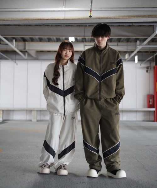 ATMARK（アットマーク）の「《2サイズ展開　/　UNISEX　》ATMARKグラフティピーチトラックジャケット　切り替え（セットアップ・レディース・チャコール/カーキ/オフホワイト・M/L）」の12枚目の写真