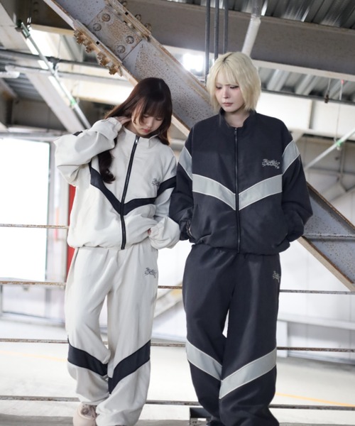 ATMARK（アットマーク）の「《2サイズ展開　/　UNISEX　》ATMARKグラフティピーチトラックジャケット　切り替え（セットアップ・レディース・チャコール/カーキ/オフホワイト・M/L）」の11枚目の写真